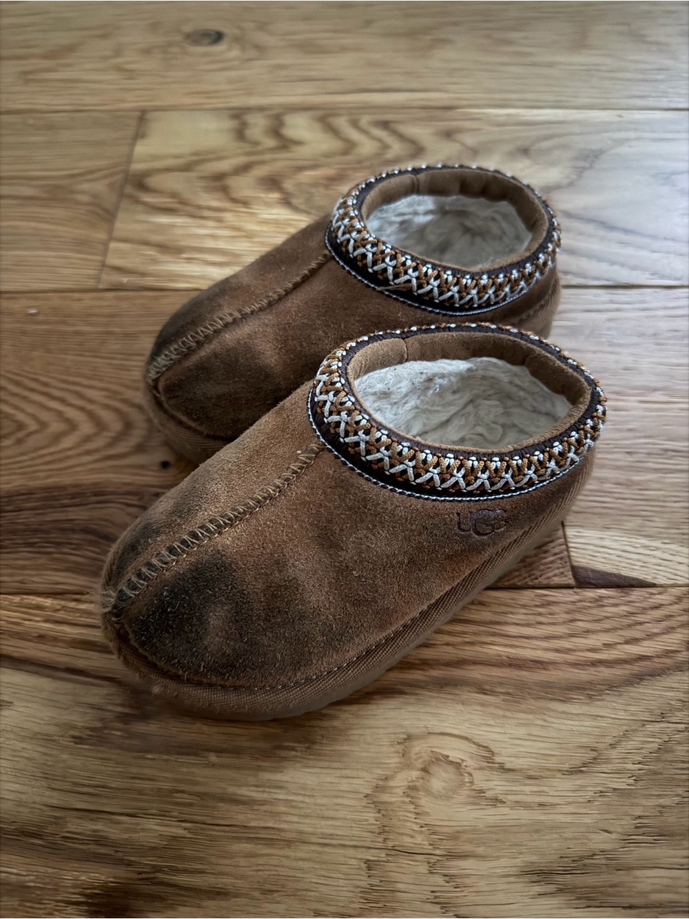 UGG Tasman Chestnut Kids Slippers Size 8 Embroidered Suede